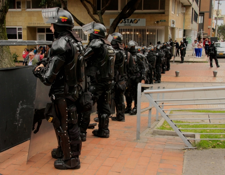 Cuerpos del Esmad organizados en los alrededores del Icetex. Foto: Jessica Zapata