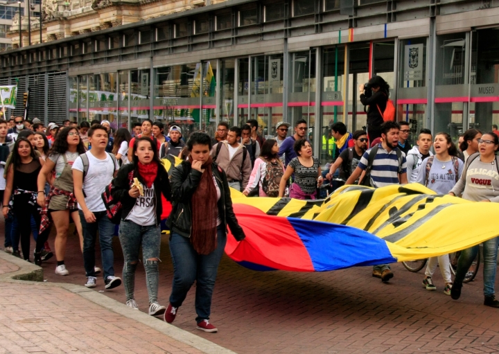 El grupo más grande de estudiantes avanzando por la Av. Jiménez hacia el Icetex. Foto: Jessica Zapata