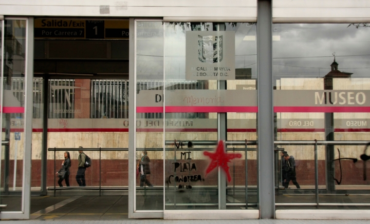 Los manifestantes expresaron su inconformidad con mensajes que plasmaron en las estaciones de Transmilenio. Foto: Jessica Zapata