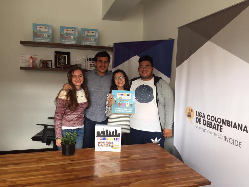 Grupo de jóvenes apuesta al cambio social por medio del debate