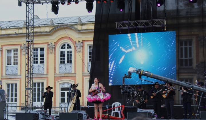 "Show de talento femenino" en la Plaza de Bolívar