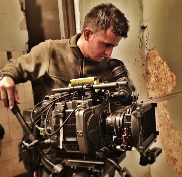 Dayron P&eacute;rez realizando sus labores de director de fotograf&iacute;a.