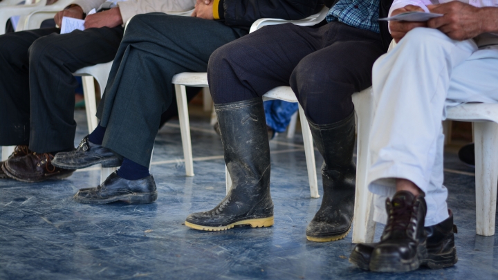 Algunos asistentes dejaron sus actividades en el campo para asistir al evento. Foto: Julián Ríos