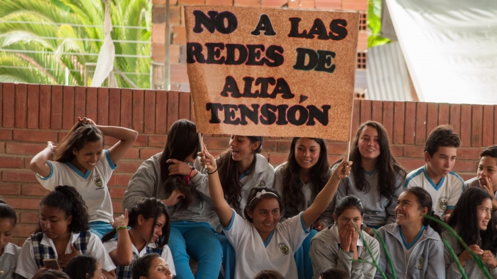 Decenas de pancartas mostraron el desacuerdo de la comunidad con los proyectos mineroenergéticos. Foto: Juan Camilo Mantilla