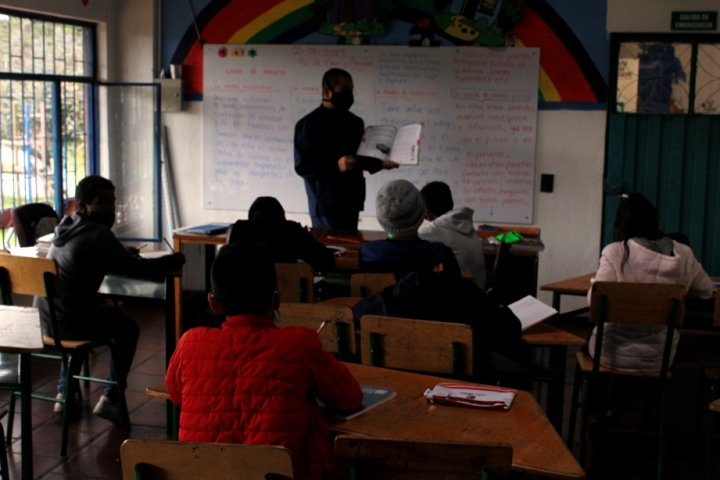 Profesor dictando clase presencial en medio de la pandemia Covid 19 en Colombia Agosto 2 de 2021