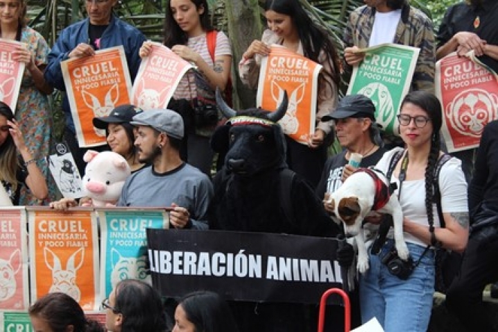 Manifestaci&oacute;n animalista en el Parque Nacional de Bogot&aacute;.