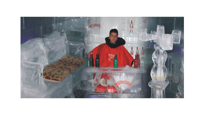El IceBar cuenta con una gran variedad de artículos en hielo y las personas deben ponerse una indumentaria especial.