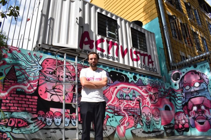 Con este contenedor en el Parque del Virrey con Carrera 15 como sede de campaña, Luis Ernesto Gómez busca ser un alcalde ‘Activista’.