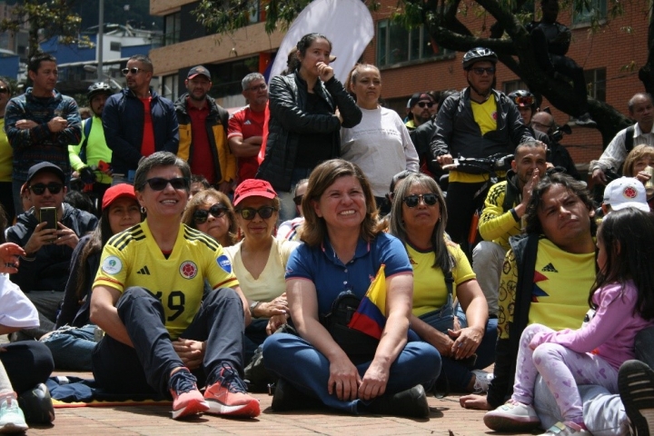 Blanca Inés Durán junto a la alcaldesa Claudia López viendo la final el pasado domingo en el parque de los Hippies