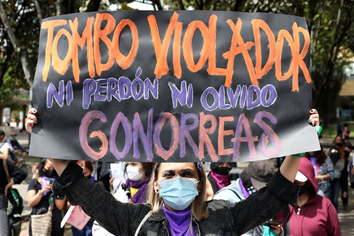 Mujer manifestante con pancarta