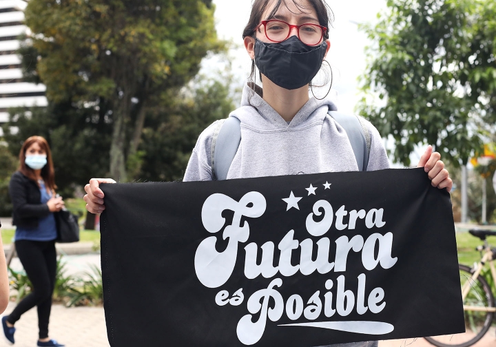 Joven con pancarta en la marcha