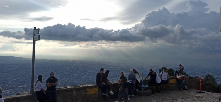 Desde el cerro de Monserrate se puede ver la polución atmosférica y el smog en Bogotá.