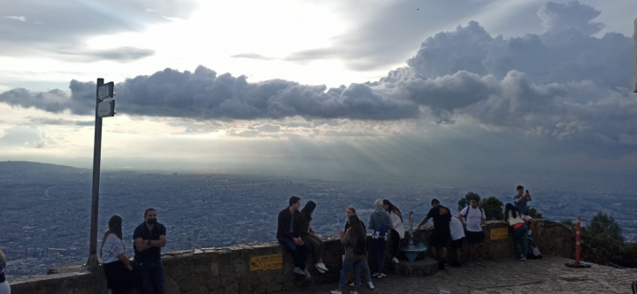 Desde el cerro de Monserrate se puede ver la poluci&oacute;n atmosf&eacute;rica y el smog en Bogot&aacute;.
