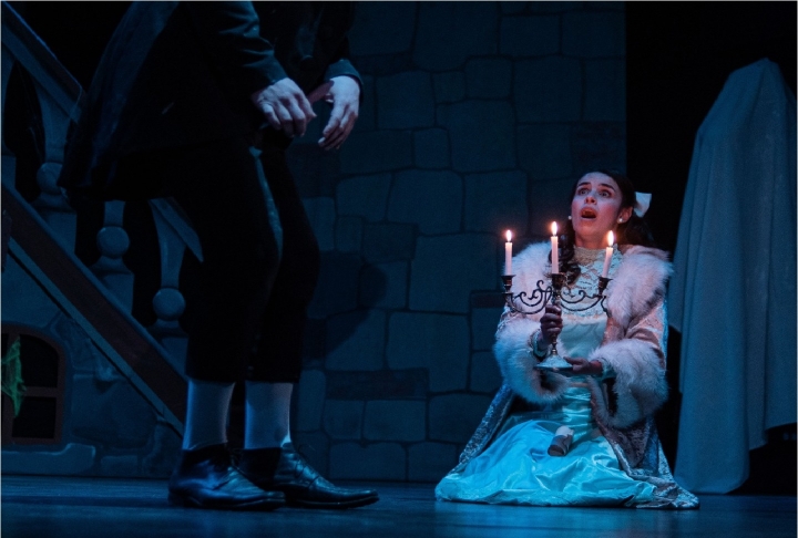 Katheryn Mart&iacute;nez, actriz del Teatro Libre en la obra El Castillo de Canterville.