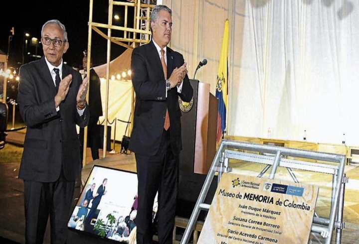 El director del CNMH y el presidente Iv&aacute;n Duque durante la inauguraci&oacute;n del proyecto para construir el Museo de Memoria