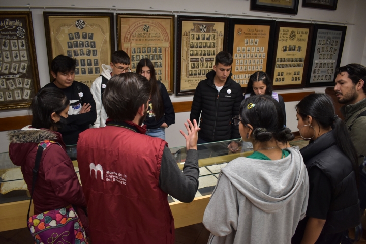 Entre las actividades de la noche, la Universidad del Rosario abrió su sede Claustro para hablar de la historia de la Institución