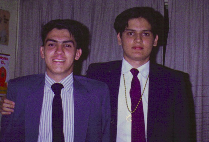Diego Arake (izquierda) junto a un amigo, cuando ambos eran menores de edad. Fotografía de la época en que Diego estuvo presente como rescatista en Armero