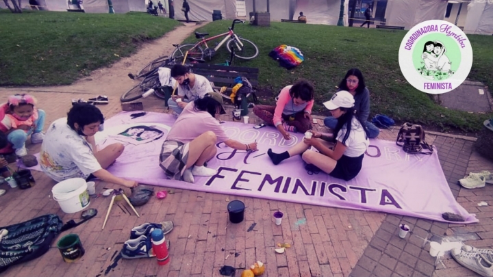 Mujeres trabajando en el cartel Hyntiba Feminista