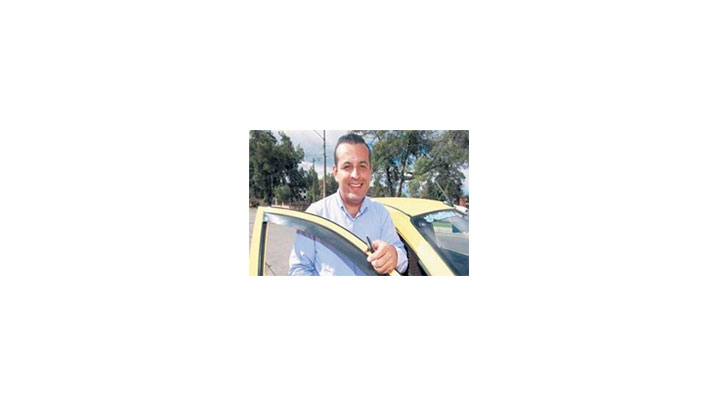 Hugo Valenzuela, primer taxista twitero