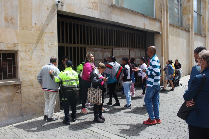 Carteleras con información de mesas de votación en los alrededores de la Plaza Bolívar