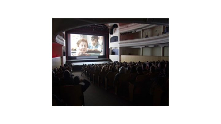 Teatro 25 de mayo, proyección Papirosen, ganadora de la competencia de selección oficial Argentina.