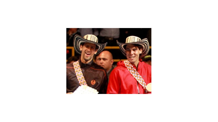 El tenista n&uacute;mero uno del mundo, Rafael Nadal (naranja), en su partido con Novak Djokovic (negro) en las instalaciones del Coliseo El Camp&iacute;n, en Bogot&aacute;.