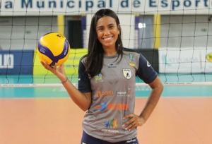 María Alejandra en 2019 con el uniforme de la super liga brasileña, SJP Vôlei|||
