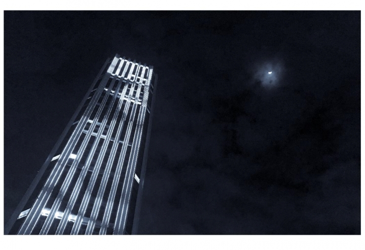 Torre Colpatria y luna en Bogot&aacute;