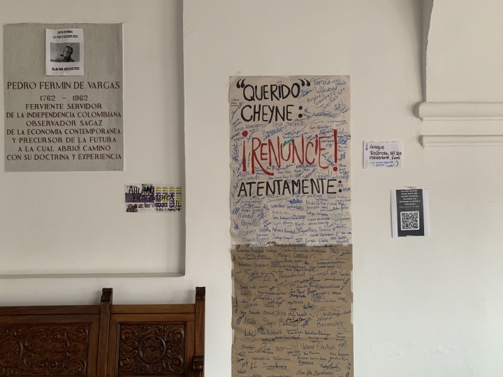 Pancartas en la universidad que pedían la renuncia de Cheyne