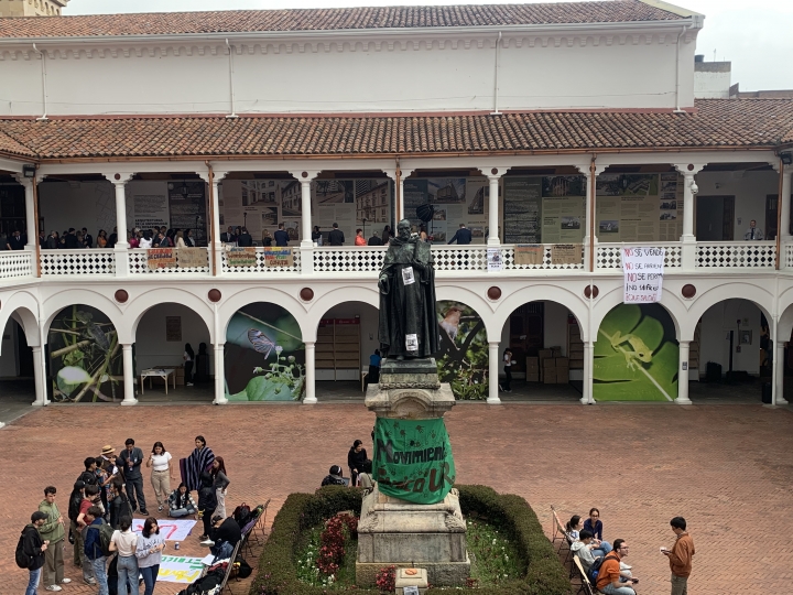 La plaza de la entrada del Claustro, luego de las manifestaciones de sus estudiantes, profesores y egresados