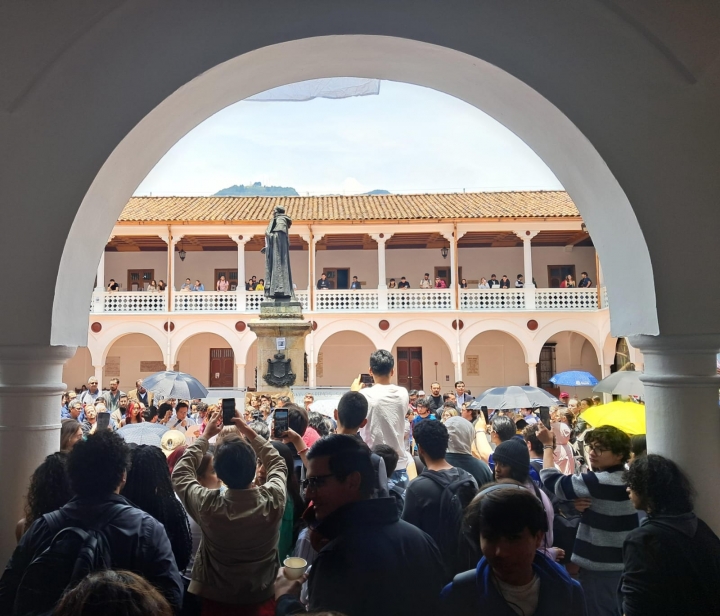 La comunidad rosarista el 17/04/24 en el Claustro.