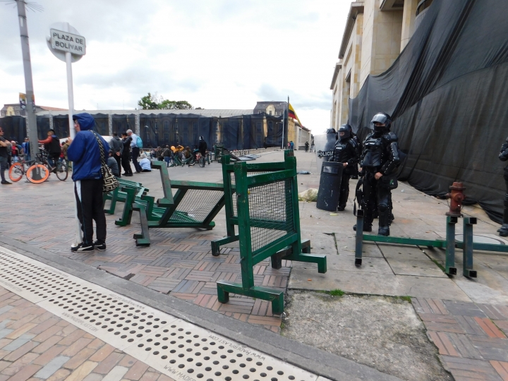 El ESMAD, después de empezar a lanzar los gases lacrimógenos, se ubicó a los alrededores de la Plaza de Bolívar.