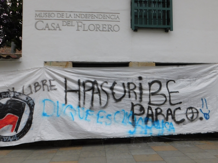 A&uacute;n se expresa la inconformidad de muchos colombianos frente al pasado gobierno de &Aacute;lvaro Uribe V&eacute;lez y sus pronunciamientos frente a temas pol&eacute;micos.