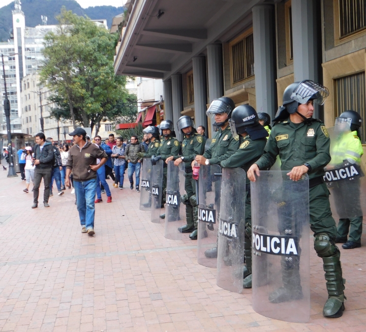 Policía Nacional cerca la carrera Séptima y al Eje Ambiental