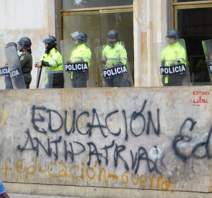 &quot;Más educación, menos guerra&quot;, rezaban algunas arengas. La Policía y el ESMAD rodeando el Ministerio de las Tecnologías de la Información y de la Comunicación (MinTIC)