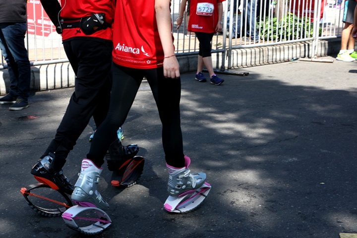Los kangoo-jumps,o  zapatos de salto, se utilizaron como equipamento deportivo en la carrera