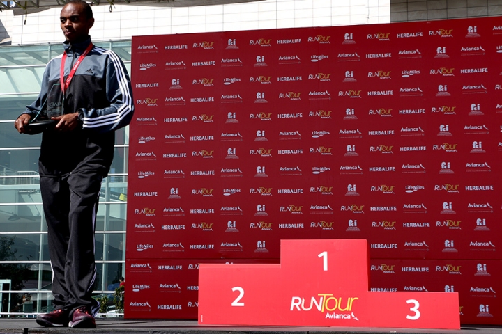 Daniel Mutati, de 21 años, rompió el récord de la carrera con un tiempo menor a los 31 minutos.