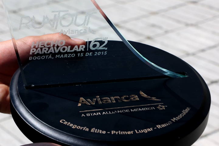 El trofeo de ganador que Daniel Mutati se lleva a casa junto a los premios en dinero, bonos para tiquetes aéreos y Life Miles de Avianca.