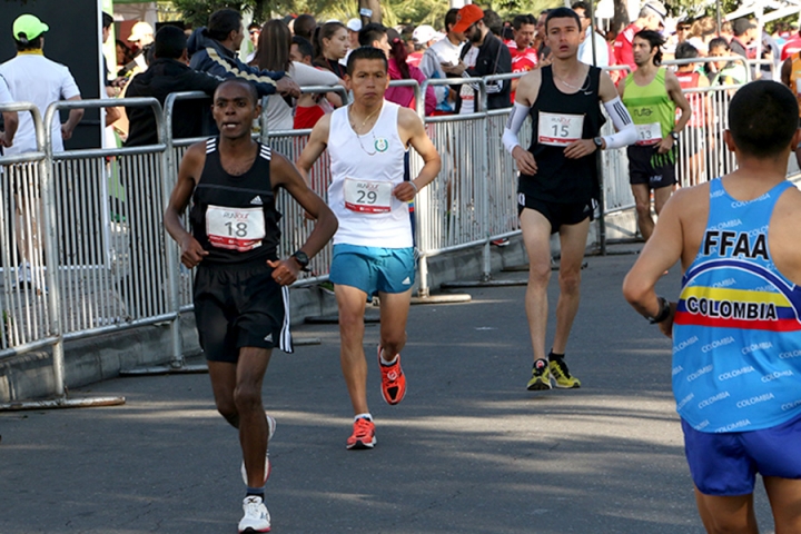 El atleta keniano Daniel Mutati hace la entrada en calor junto al resto de competidores élite.