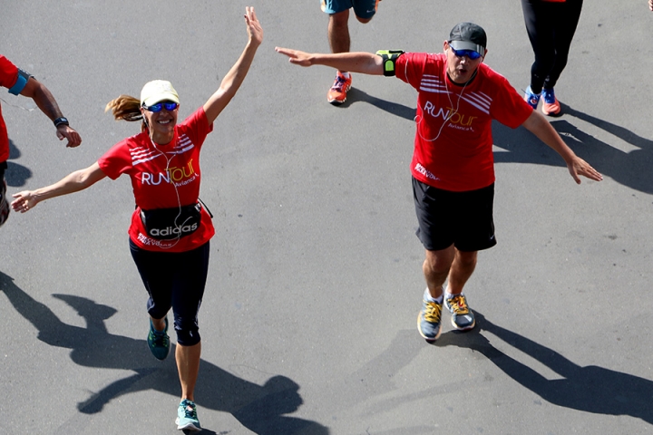 Los corredores en apoyo a la empresa organizadora del evento extendían sus brazos al cruzar la meta.