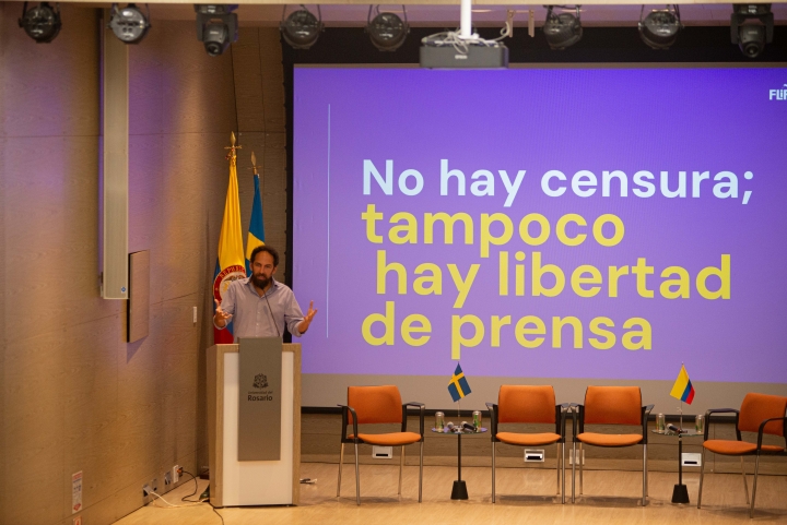 Jonathan Bock, Coordinador centro de Estudios de Libertad de Expresión FLIP, mostró la frase que está en la fotografía mientras hablaba del asesinato del periodista pionero en Sucre