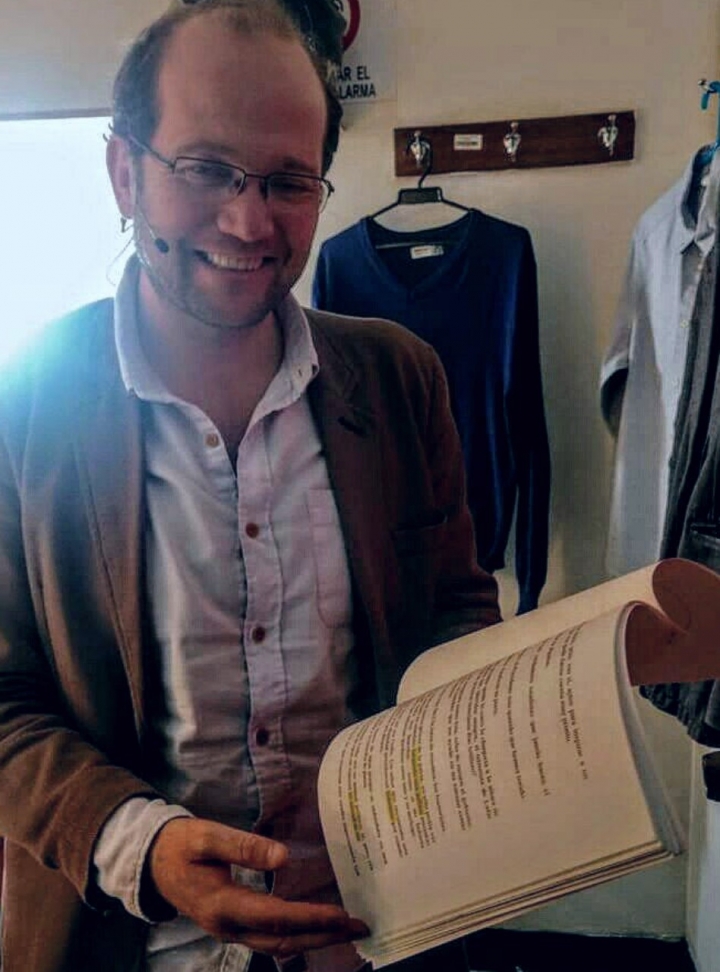 Daniel Samper Ospina con el gui&oacute;n de &lsquo;Mi Puta Obra&rsquo;