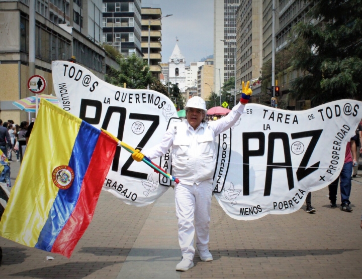 Profesores, estudiantes y ciudadanos marchando para pedirle protecci&oacute;n al gobierno por las amenazas que docentes alrededor del pa&iacute;s han recibido