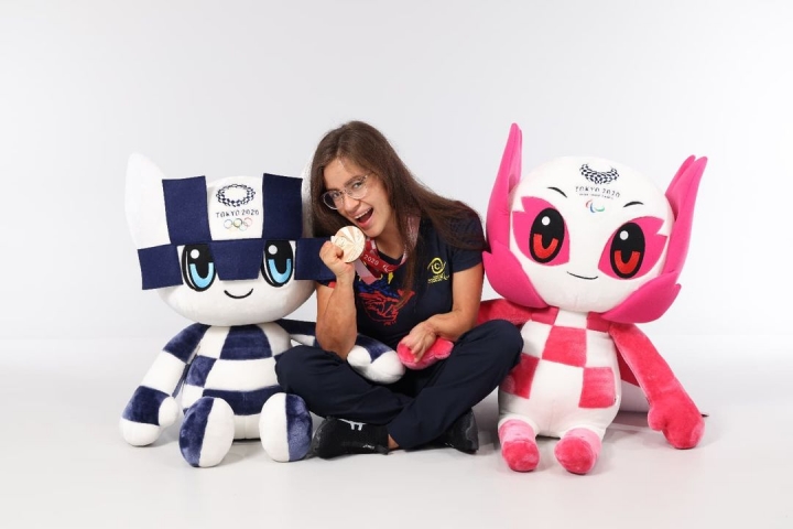 Deportista mordiendo medalla de bronce obtenida en los Juegos Paral&iacute;mpicos en Tokio 2020
