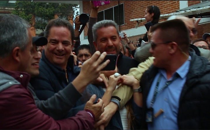 Vargas Lleras lleg&oacute; a su puesto de votaci&oacute;n acompa&ntilde;ado de sus colaboradores