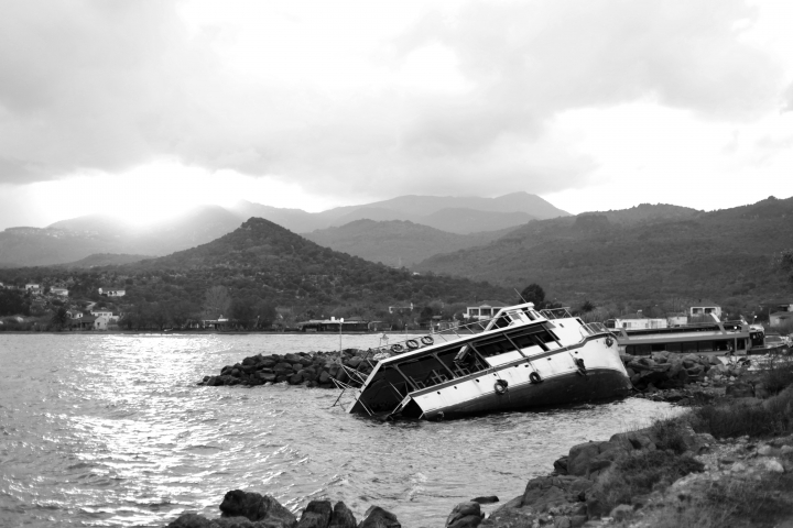 Barco varado en la isla de Lesbos durante la llegada de miles de inmigrantes a la isla (Grecia, 2016)
