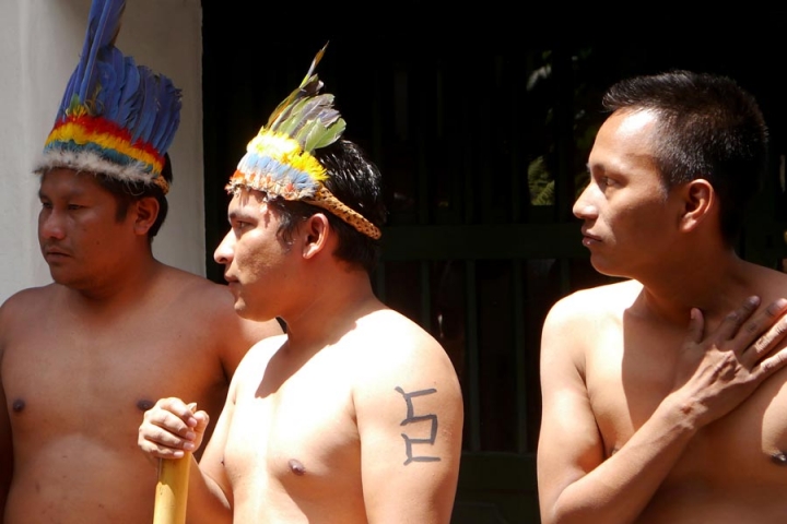 Tres hombre pertecientes al pueblo indígena Uitoto se preparan para hacer una  danza ritual, en conmemoración del Día Nacional de las Lenguas Nativas.