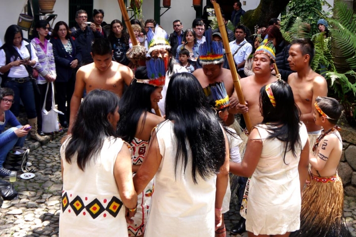 La danza ritual del pueblo Uitoto inicia y los hombres y  las mujeres danzan al rededor de los niños de su comunidad.