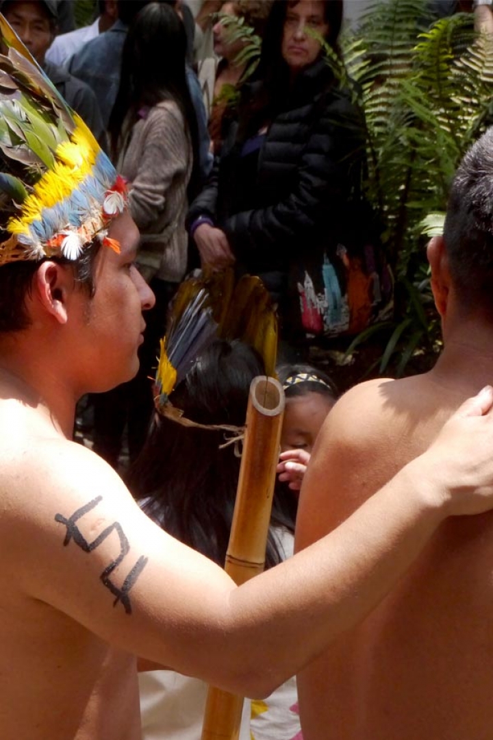 Un hombre lleva plasmado en su piel un simbolo sagrado de la comunidad Uitoto.