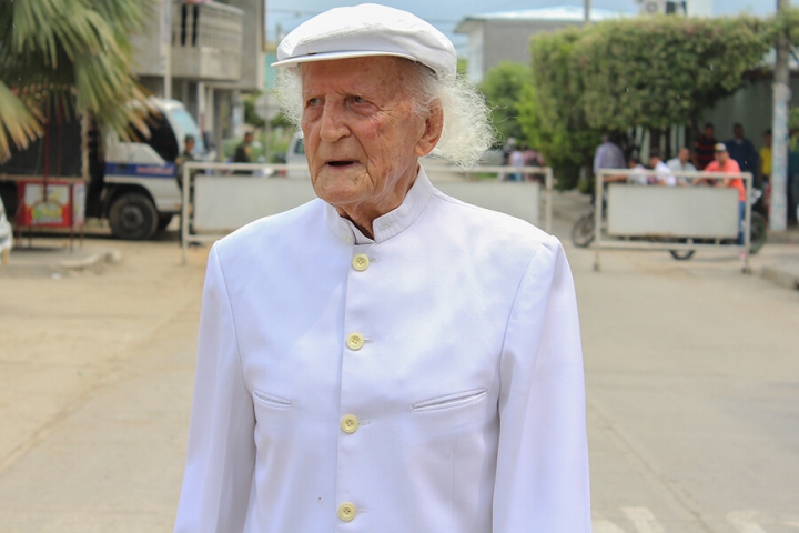 Aquiles Trevisi Mantilla, ganadero y escritor, que siempre viste de blanco para mostrar su apoyo a la paz.